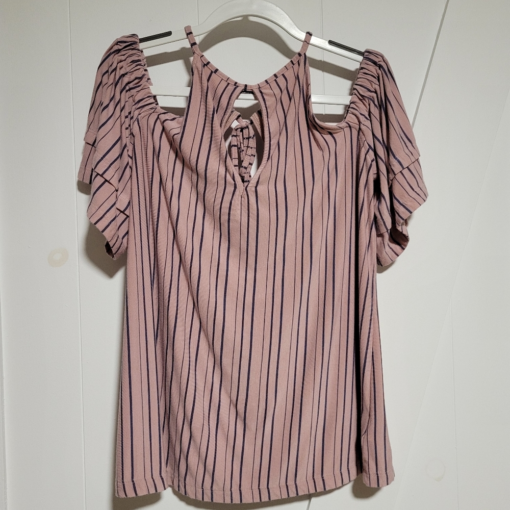 Soft rose cut-out shirt. Size XS great condition, worn 1 time.